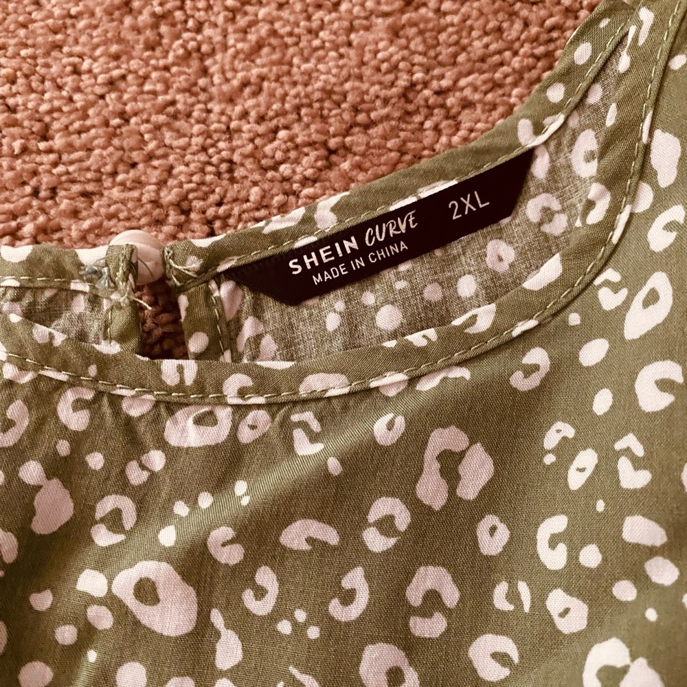 EUC - Nice Babydoll Blouse Size XXL with puffy sleeves and button on back.